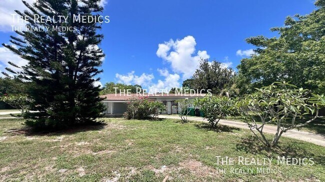 Building Photo - 904 Hall St