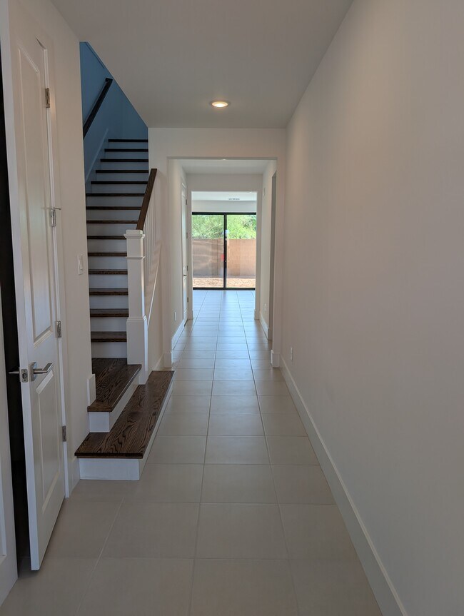 Building Photo - 2102 N Woodburn Pl