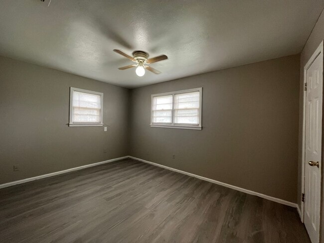 Building Photo - Charming 2-Bedroom in Manhattan Heights – ...