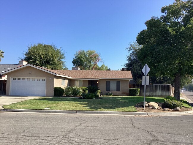 Primary Photo - 6220 N Ellendale Ave
