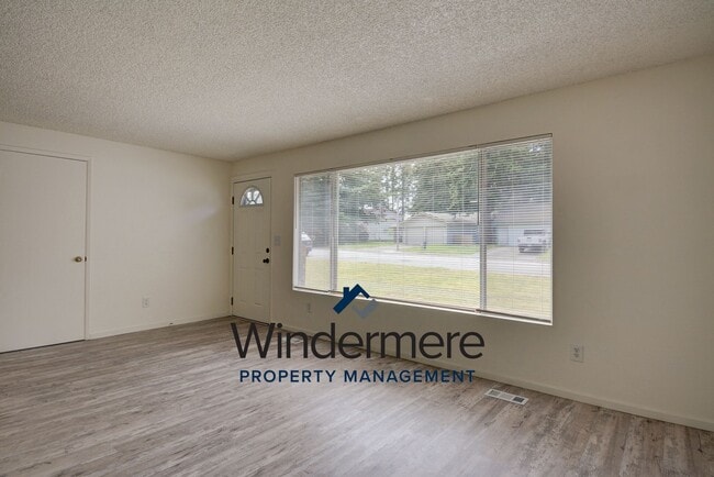 Building Photo - 4 bedroom 3 bathroom pet friendly home
