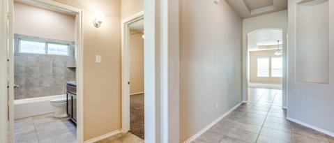 Building Photo - 2025 Lake Vista Dr