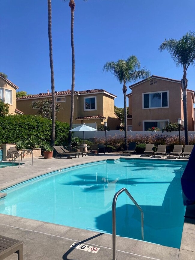 Building Photo - 3 bedroom 2.5 bath home Las Flores