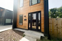 Building Photo - 933 W Holly St