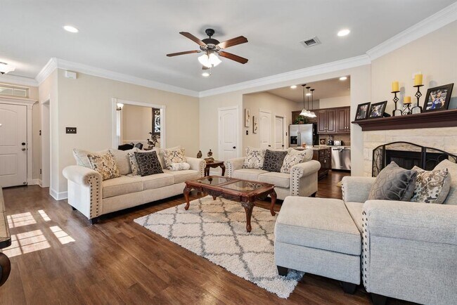 Building Photo - 1806 Lakeshore Cir