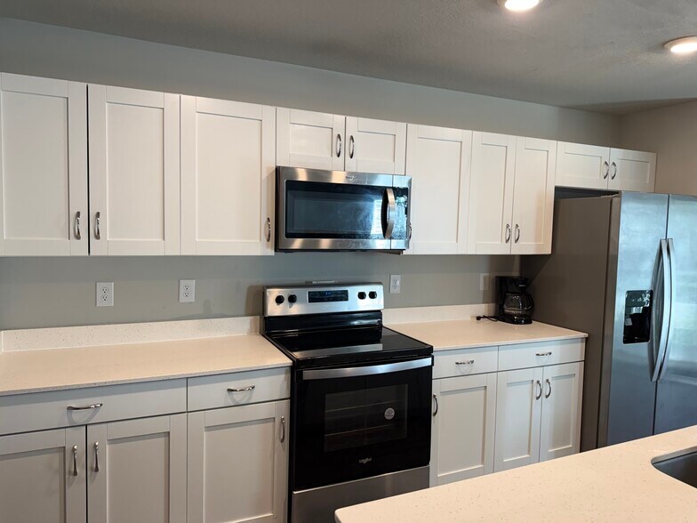 Kitchen, stove/oven with microwave and coffee maker - 4521 SE Ember Ln