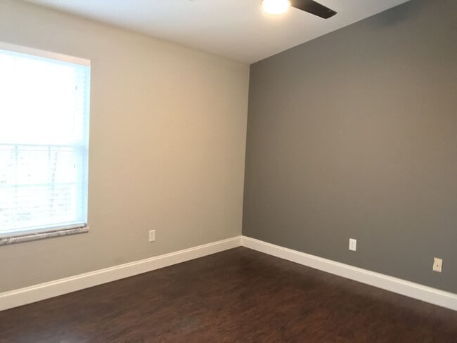 Building Photo - Gorgeous Renovated Condo in Creve Coeur Cr...