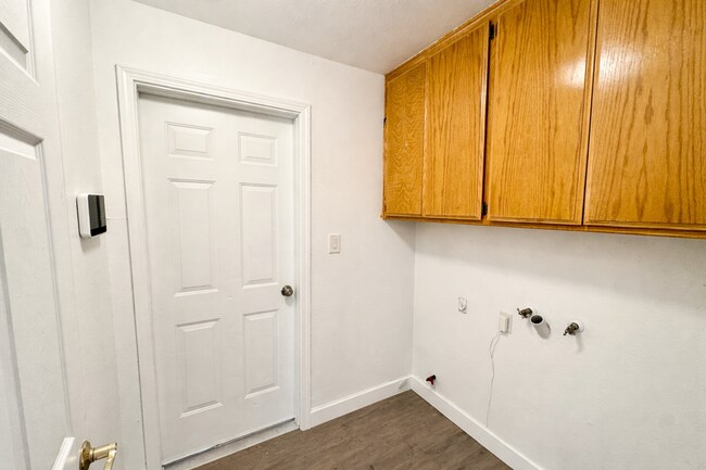 Building Photo - 9808 Susan Ave