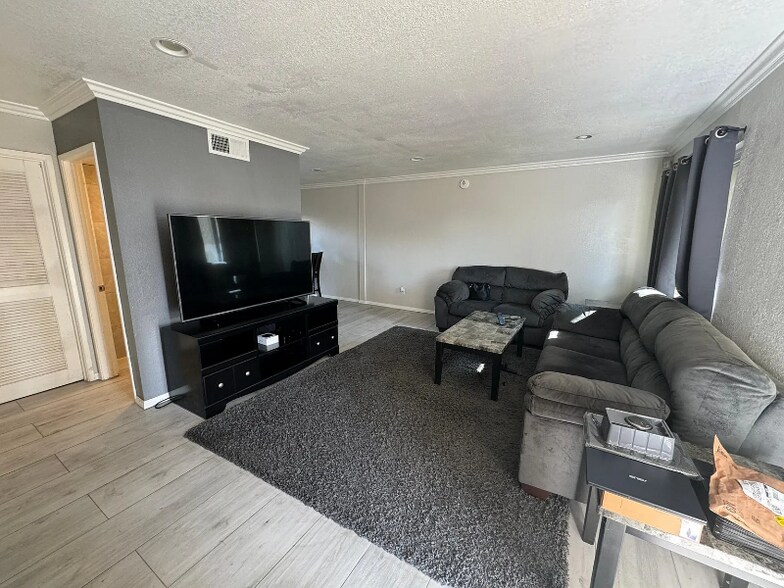 Building Photo - 1419 N Elderberry Ave