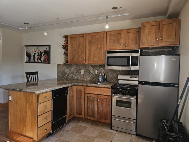 Primary Photo - 130 E Kelly Ave