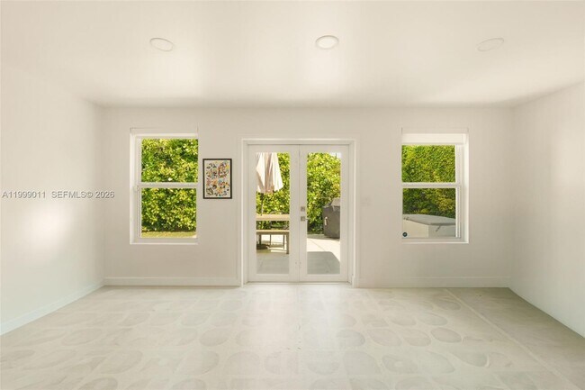 Building Photo - 725 W 51st St