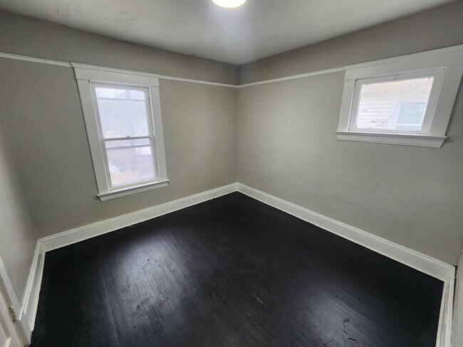 Building Photo - 552 E 120th St