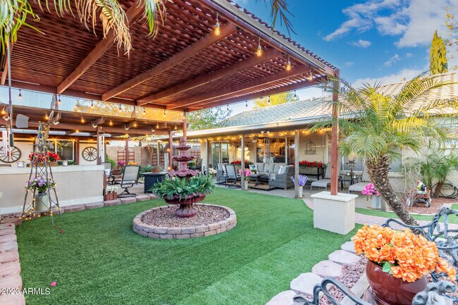Building Photo - 10853 W Manzanita Dr