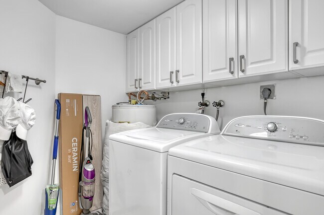 Building Photo - 2455 Lindell Blvd