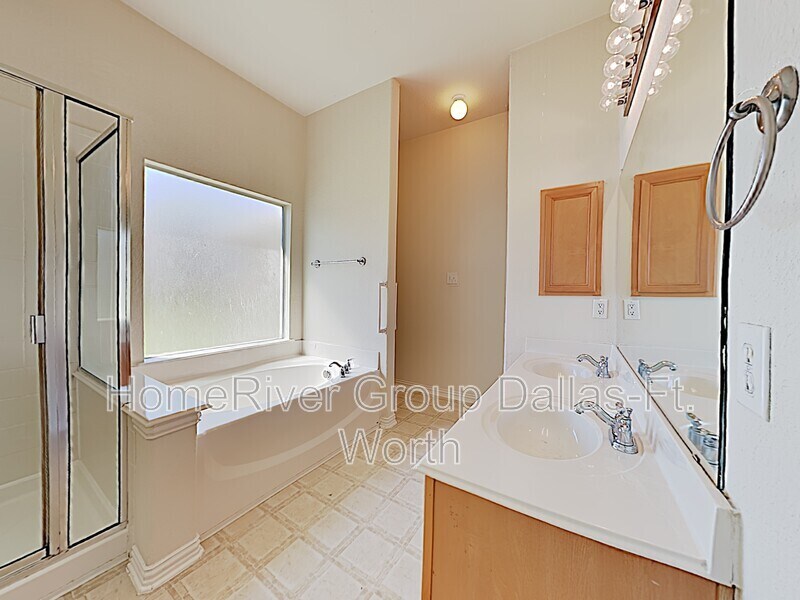 Building Photo - 217 Mapleshade Dr