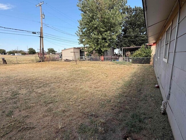 Building Photo - 115 E Garden Dr