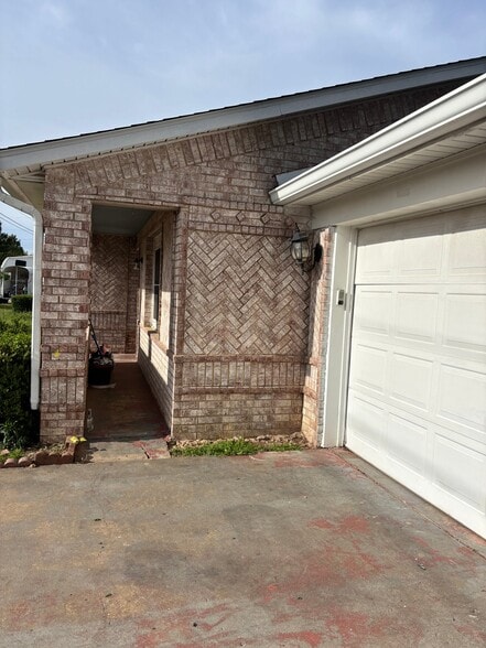 Building Photo - 1710 Monte NE Rd