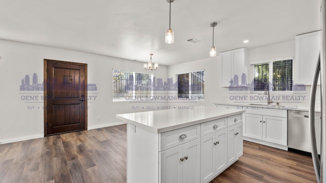 Building Photo - Spacious 3-Bedroom Home in Prime National ...