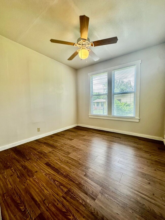 Building Photo - 3/1 with Spacious Yard