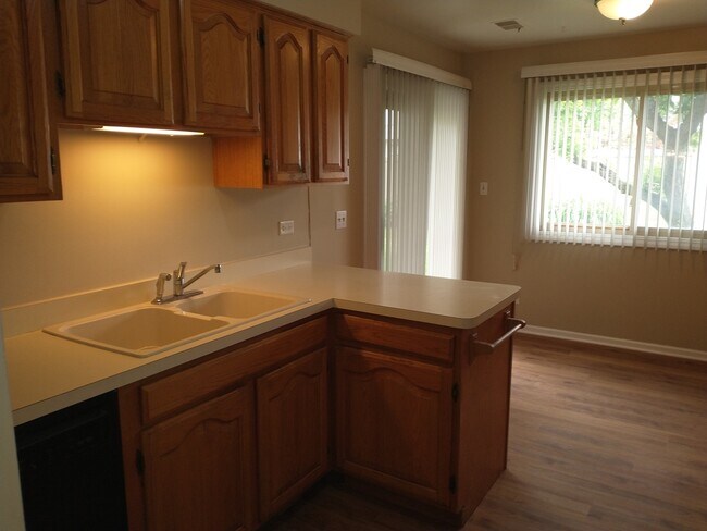 Building Photo - 936 Surrey Dr