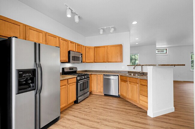 Building Photo - $2,640.95- 3 Bed, 3 Bath Townhome in Aurora with Central AC, In Unit Laundry and Patio Space!
