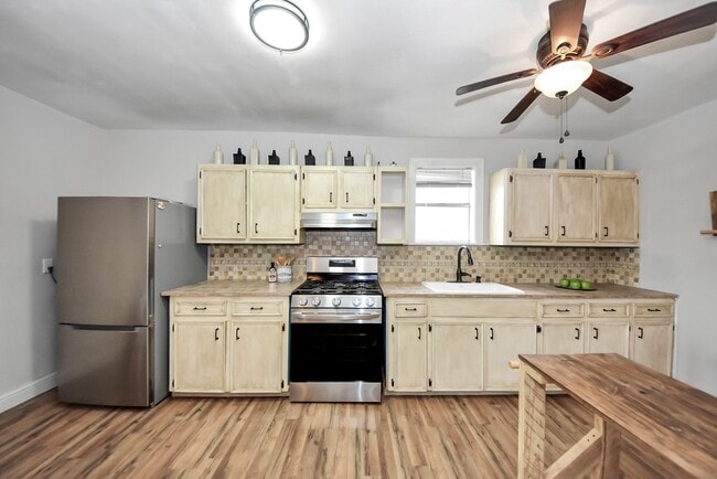 Building Photo - 215 St Charles Dr