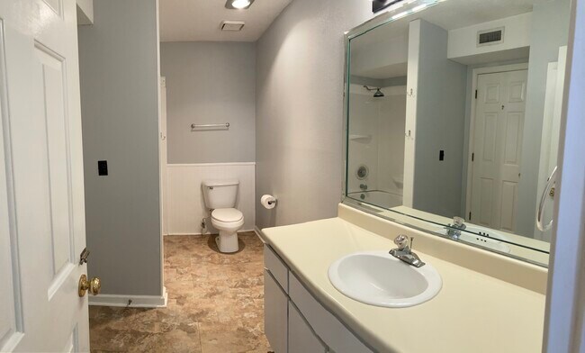 Upstairs bathroom - 442 Cobblestone Dr