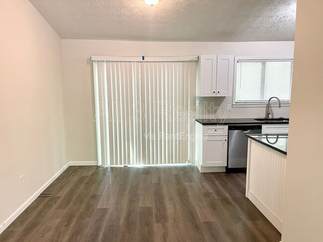 Building Photo - 5165 Fairforest Dr