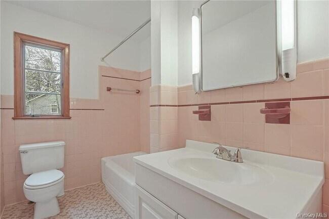 Building Photo - 17 Brookside Ave
