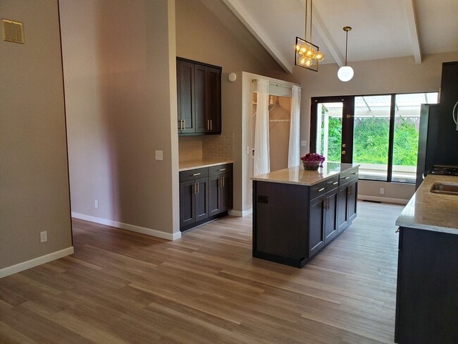 Building Photo - Modern Upgraded 3 bedroom Rambler