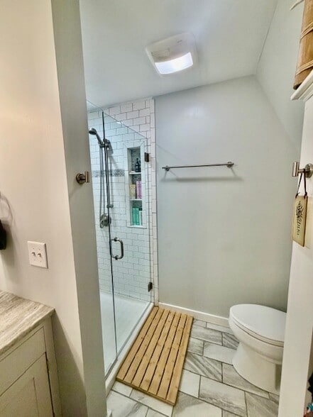 Building Photo - 10 Pine Point Rd