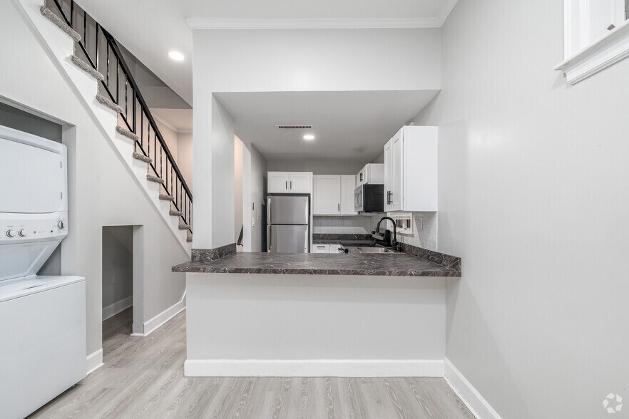 2BR, 1BA - 900SF - Dining Room - Greenway Place Apartments