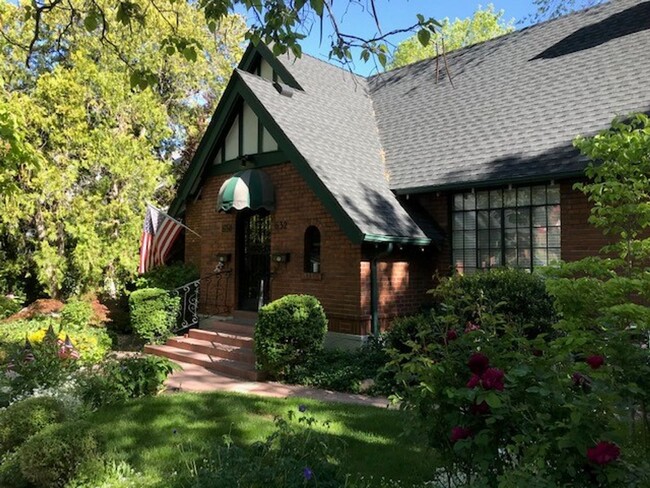 Building Photo - ONE CAR GARAGE - DUPLEX - NOSTALGIC - OLD ...