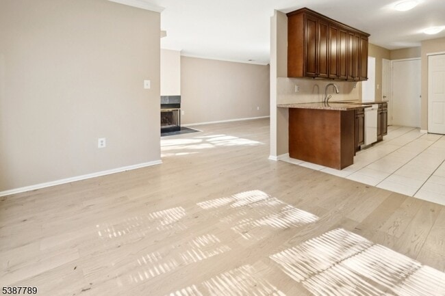 Building Photo - 10 Brookline Ct