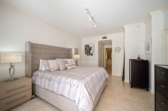 Building Photo - 888 Brickell Key Dr