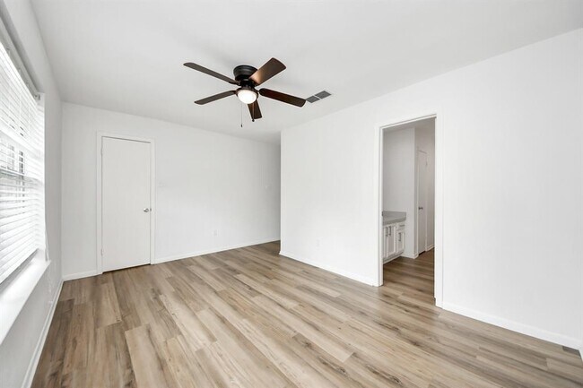 Building Photo - 2207 Bauer Dr