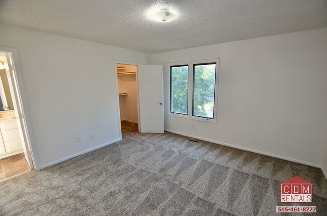 Building Photo - Wonderful West Des Moines Home