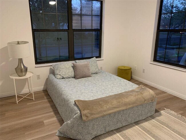 Building Photo - 4419 Bellvue Ave