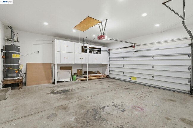Building Photo - 325 Goshen Ct
