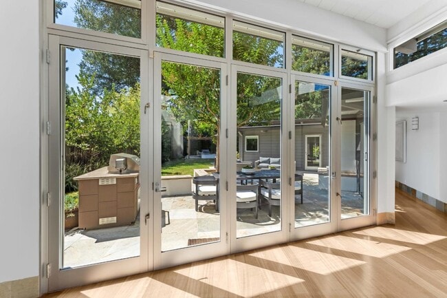 Building Photo - 705 Evergreen St