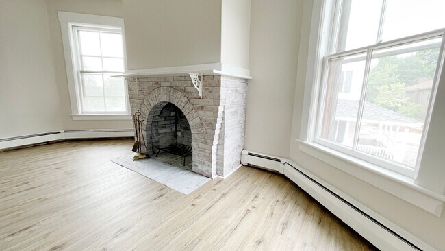Building Photo - 394 Elm St