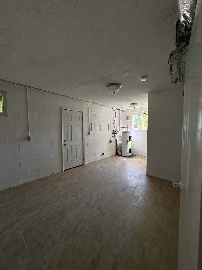 Building Photo - 4 Bedroom 2 Bath House