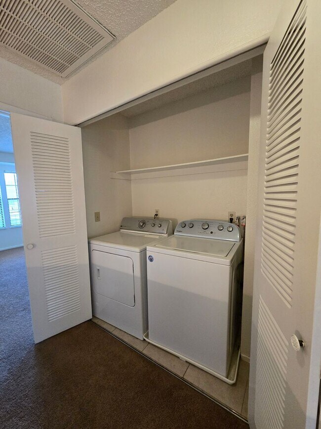 Building Photo - An Amazing Henderson 3 Bedroom Townhome!!