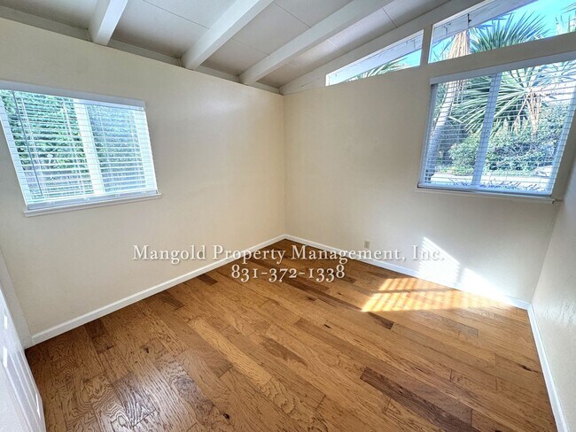 Building Photo - Beautiful 3-Bed, 2 Bath Mission Fields Home in Carmel-by-the-Sea with Modern Kitchen and Hardwood...