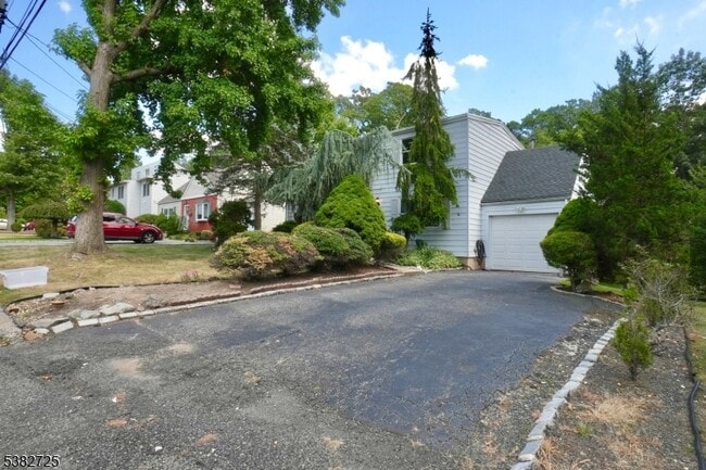Building Photo - 25 Glenview Dr