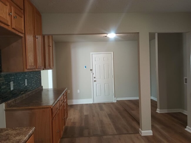 Building Photo - 3-bedroom, 1-bathroom home located inSouth...