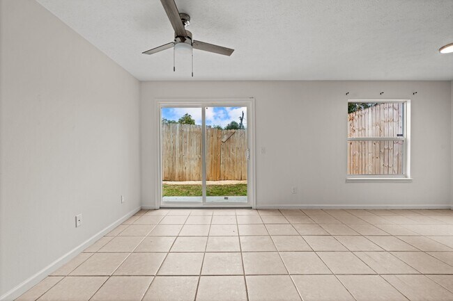 Building Photo - 5115 E 11th St