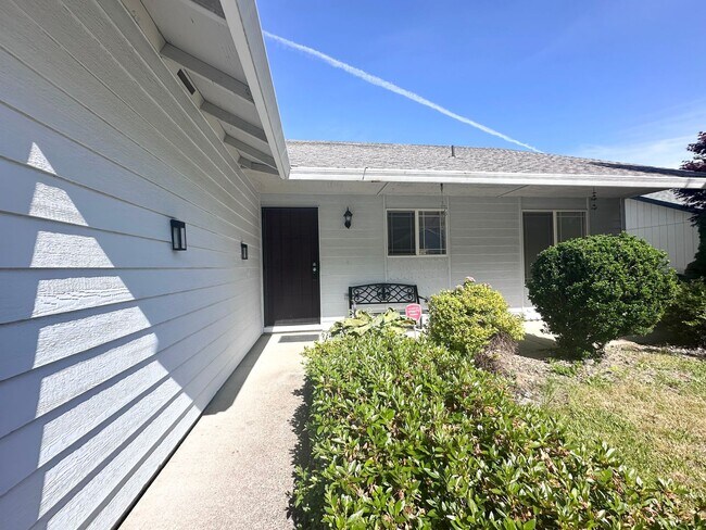 Building Photo - Wonderful centrally located Powell Butte 3...