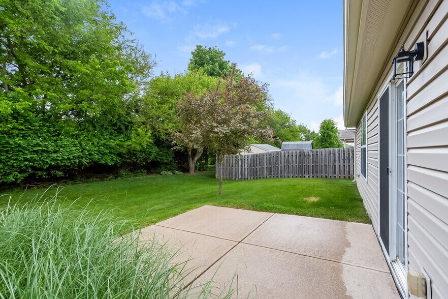 Building Photo - 126 Thistle Wood Dr