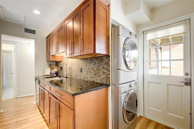 Building Photo - 901 E Oltorf St